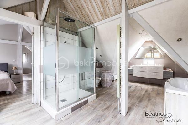 VERITABLE COUP DE COEUR
Laissez-vous séduire par l'histoire de cette maison construite en 1952, métamorphosée par une rénovation contemporaine de qualité. Ses 110 m2 habitables (130 m2 au sol) offrent des volumes optimisés et de nombreux rangements parfaits pour accueillir une famille.

Vous serez séduits par son charme et ses prestations modernes de qualité.

Au rez-de-chaussée, une entrée avec placard, une cuisine séparée, deux chambres (avec aération naturelle), une salle de bains et un double séjour avec vue sur une terrasse avec abri coulissant de 40 m2 comportant une piscine avec nage à contre-courant de 10m2.

    - A l'étage présence d'une chambre d'amis, d'un espace bureau et d'une belle suite parentale (salle de bains avec douche, baignoire balnéo et dressing).

Cette maison est complétée par un sous-sol de 72 m2 comprenant un atelier, une buanderie, un local technique et un garage.

TECHNIQUES MODERNES :
Fibre optique - aspiration centralisée à tous les étages - pompe à chaleur avec radiateurs spécifiques - ballon d'eau chaude thermodynamique - triple vitrage et VMC double flux, caméras de vidéo-protection
SITUATION ET COMMODITES :
Limitrophe Saint Germain en Laye 
Proche du Tram 13 (liaison RER A, RER C, Transilien L et N)
Lignes de bus accessibles facilement.
Proximité du centre commercial Auchan, commerces - écoles maternelle et élémentaire les Violettes - écoles bilingues de Mareil Marly, Marly le Roi et Saint Germain en Laye
15 minutes environ en voiture de l'autoroute A13.