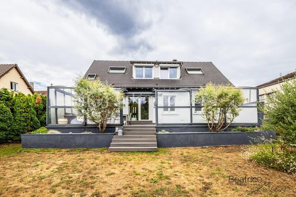 VERITABLE COUP DE COEUR
Laissez-vous séduire par l'histoire de cette maison construite en 1952, métamorphosée par une rénovation contemporaine de qualité. Ses 110 m2 habitables (130 m2 au sol) offrent des volumes optimisés et de nombreux rangements parfaits pour accueillir une famille.

Vous serez séduits par son charme et ses prestations modernes de qualité.

Au rez-de-chaussée, une entrée avec placard, une cuisine séparée, deux chambres (avec aération naturelle), une salle de bains et un double séjour avec vue sur une terrasse avec abri coulissant de 40 m2 comportant une piscine avec nage à contre-courant de 10m2.

    - A l'étage présence d'une chambre d'amis, d'un espace bureau et d'une belle suite parentale (salle de bains avec douche, baignoire balnéo et dressing).

Cette maison est complétée par un sous-sol de 72 m2 comprenant un atelier, une buanderie, un local technique et un garage.

TECHNIQUES MODERNES :
Fibre optique - aspiration centralisée à tous les étages - pompe à chaleur avec radiateurs spécifiques - ballon d'eau chaude thermodynamique - triple vitrage et VMC double flux, caméras de vidéo-protection
SITUATION ET COMMODITES :
Limitrophe Saint Germain en Laye 
Proche du Tram 13 (liaison RER A, RER C, Transilien L et N)
Lignes de bus accessibles facilement.
Proximité du centre commercial Auchan, commerces - écoles maternelle et élémentaire les Violettes - écoles bilingues de Mareil Marly, Marly le Roi et Saint Germain en Laye
15 minutes environ en voiture de l'autoroute A13.
