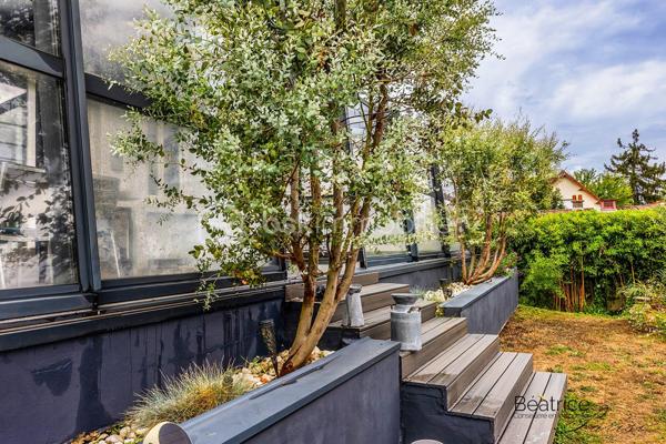 VERITABLE COUP DE COEUR
Laissez-vous séduire par l'histoire de cette maison construite en 1952, métamorphosée par une rénovation contemporaine de qualité. Ses 110 m2 habitables (130 m2 au sol) offrent des volumes optimisés et de nombreux rangements parfaits pour accueillir une famille.

Vous serez séduits par son charme et ses prestations modernes de qualité.

Au rez-de-chaussée, une entrée avec placard, une cuisine séparée, deux chambres (avec aération naturelle), une salle de bains et un double séjour avec vue sur une terrasse avec abri coulissant de 40 m2 comportant une piscine avec nage à contre-courant de 10m2.

    - A l'étage présence d'une chambre d'amis, d'un espace bureau et d'une belle suite parentale (salle de bains avec douche, baignoire balnéo et dressing).

Cette maison est complétée par un sous-sol de 72 m2 comprenant un atelier, une buanderie, un local technique et un garage.

TECHNIQUES MODERNES :
Fibre optique - aspiration centralisée à tous les étages - pompe à chaleur avec radiateurs spécifiques - ballon d'eau chaude thermodynamique - triple vitrage et VMC double flux, caméras de vidéo-protection
SITUATION ET COMMODITES :
Limitrophe Saint Germain en Laye 
Proche du Tram 13 (liaison RER A, RER C, Transilien L et N)
Lignes de bus accessibles facilement.
Proximité du centre commercial Auchan, commerces - écoles maternelle et élémentaire les Violettes - écoles bilingues de Mareil Marly, Marly le Roi et Saint Germain en Laye
15 minutes environ en voiture de l'autoroute A13.