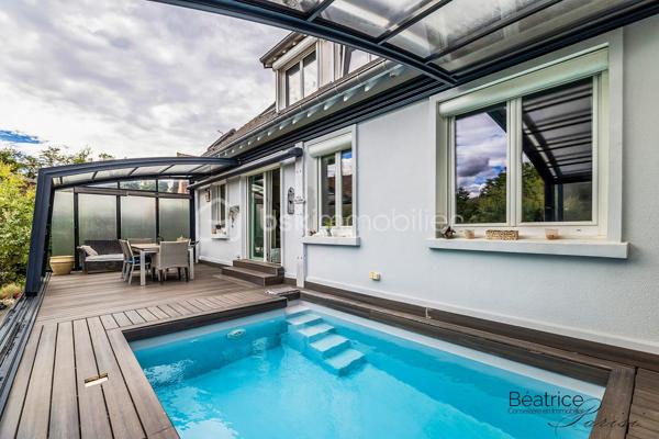VERITABLE COUP DE COEUR
Laissez-vous séduire par l'histoire de cette maison construite en 1952, métamorphosée par une rénovation contemporaine de qualité. Ses 110 m2 habitables (130 m2 au sol) offrent des volumes optimisés et de nombreux rangements parfaits pour accueillir une famille.

Vous serez séduits par son charme et ses prestations modernes de qualité.

Au rez-de-chaussée, une entrée avec placard, une cuisine séparée, deux chambres (avec aération naturelle), une salle de bains et un double séjour avec vue sur une terrasse avec abri coulissant de 40 m2 comportant une piscine avec nage à contre-courant de 10m2.

    - A l'étage présence d'une chambre d'amis, d'un espace bureau et d'une belle suite parentale (salle de bains avec douche, baignoire balnéo et dressing).

Cette maison est complétée par un sous-sol de 72 m2 comprenant un atelier, une buanderie, un local technique et un garage.

TECHNIQUES MODERNES :
Fibre optique - aspiration centralisée à tous les étages - pompe à chaleur avec radiateurs spécifiques - ballon d'eau chaude thermodynamique - triple vitrage et VMC double flux, caméras de vidéo-protection
SITUATION ET COMMODITES :
Limitrophe Saint Germain en Laye 
Proche du Tram 13 (liaison RER A, RER C, Transilien L et N)
Lignes de bus accessibles facilement.
Proximité du centre commercial Auchan, commerces - écoles maternelle et élémentaire les Violettes - écoles bilingues de Mareil Marly, Marly le Roi et Saint Germain en Laye
15 minutes environ en voiture de l'autoroute A13.