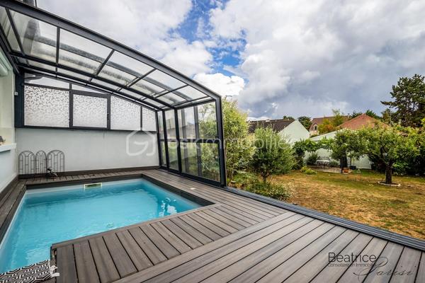 VERITABLE COUP DE COEUR
Laissez-vous séduire par l'histoire de cette maison construite en 1952, métamorphosée par une rénovation contemporaine de qualité. Ses 110 m2 habitables (130 m2 au sol) offrent des volumes optimisés et de nombreux rangements parfaits pour accueillir une famille.

Vous serez séduits par son charme et ses prestations modernes de qualité.

Au rez-de-chaussée, une entrée avec placard, une cuisine séparée, deux chambres (avec aération naturelle), une salle de bains et un double séjour avec vue sur une terrasse avec abri coulissant de 40 m2 comportant une piscine avec nage à contre-courant de 10m2.

    - A l'étage présence d'une chambre d'amis, d'un espace bureau et d'une belle suite parentale (salle de bains avec douche, baignoire balnéo et dressing).

Cette maison est complétée par un sous-sol de 72 m2 comprenant un atelier, une buanderie, un local technique et un garage.

TECHNIQUES MODERNES :
Fibre optique - aspiration centralisée à tous les étages - pompe à chaleur avec radiateurs spécifiques - ballon d'eau chaude thermodynamique - triple vitrage et VMC double flux, caméras de vidéo-protection
SITUATION ET COMMODITES :
Limitrophe Saint Germain en Laye 
Proche du Tram 13 (liaison RER A, RER C, Transilien L et N)
Lignes de bus accessibles facilement.
Proximité du centre commercial Auchan, commerces - écoles maternelle et élémentaire les Violettes - écoles bilingues de Mareil Marly, Marly le Roi et Saint Germain en Laye
15 minutes environ en voiture de l'autoroute A13.