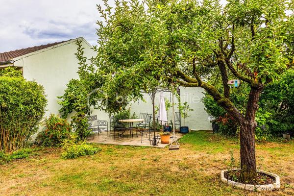 VERITABLE COUP DE COEUR
Laissez-vous séduire par l'histoire de cette maison construite en 1952, métamorphosée par une rénovation contemporaine de qualité. Ses 110 m2 habitables (130 m2 au sol) offrent des volumes optimisés et de nombreux rangements parfaits pour accueillir une famille.

Vous serez séduits par son charme et ses prestations modernes de qualité.

Au rez-de-chaussée, une entrée avec placard, une cuisine séparée, deux chambres (avec aération naturelle), une salle de bains et un double séjour avec vue sur une terrasse avec abri coulissant de 40 m2 comportant une piscine avec nage à contre-courant de 10m2.

    - A l'étage présence d'une chambre d'amis, d'un espace bureau et d'une belle suite parentale (salle de bains avec douche, baignoire balnéo et dressing).

Cette maison est complétée par un sous-sol de 72 m2 comprenant un atelier, une buanderie, un local technique et un garage.

TECHNIQUES MODERNES :
Fibre optique - aspiration centralisée à tous les étages - pompe à chaleur avec radiateurs spécifiques - ballon d'eau chaude thermodynamique - triple vitrage et VMC double flux, caméras de vidéo-protection
SITUATION ET COMMODITES :
Limitrophe Saint Germain en Laye 
Proche du Tram 13 (liaison RER A, RER C, Transilien L et N)
Lignes de bus accessibles facilement.
Proximité du centre commercial Auchan, commerces - écoles maternelle et élémentaire les Violettes - écoles bilingues de Mareil Marly, Marly le Roi et Saint Germain en Laye
15 minutes environ en voiture de l'autoroute A13.