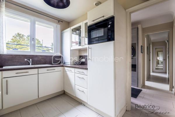 VERITABLE COUP DE COEUR
Laissez-vous séduire par l'histoire de cette maison construite en 1952, métamorphosée par une rénovation contemporaine de qualité. Ses 110 m2 habitables (130 m2 au sol) offrent des volumes optimisés et de nombreux rangements parfaits pour accueillir une famille.

Vous serez séduits par son charme et ses prestations modernes de qualité.

Au rez-de-chaussée, une entrée avec placard, une cuisine séparée, deux chambres (avec aération naturelle), une salle de bains et un double séjour avec vue sur une terrasse avec abri coulissant de 40 m2 comportant une piscine avec nage à contre-courant de 10m2.

    - A l'étage présence d'une chambre d'amis, d'un espace bureau et d'une belle suite parentale (salle de bains avec douche, baignoire balnéo et dressing).

Cette maison est complétée par un sous-sol de 72 m2 comprenant un atelier, une buanderie, un local technique et un garage.

TECHNIQUES MODERNES :
Fibre optique - aspiration centralisée à tous les étages - pompe à chaleur avec radiateurs spécifiques - ballon d'eau chaude thermodynamique - triple vitrage et VMC double flux, caméras de vidéo-protection
SITUATION ET COMMODITES :
Limitrophe Saint Germain en Laye 
Proche du Tram 13 (liaison RER A, RER C, Transilien L et N)
Lignes de bus accessibles facilement.
Proximité du centre commercial Auchan, commerces - écoles maternelle et élémentaire les Violettes - écoles bilingues de Mareil Marly, Marly le Roi et Saint Germain en Laye
15 minutes environ en voiture de l'autoroute A13.