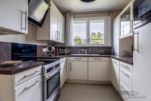 VERITABLE COUP DE COEUR
Laissez-vous séduire par l'histoire de cette maison construite en 1952, métamorphosée par une rénovation contemporaine de qualité. Ses 110 m2 habitables (130 m2 au sol) offrent des volumes optimisés et de nombreux rangements parfaits pour accueillir une famille.

Vous serez séduits par son charme et ses prestations modernes de qualité.

Au rez-de-chaussée, une entrée avec placard, une cuisine séparée, deux chambres (avec aération naturelle), une salle de bains et un double séjour avec vue sur une terrasse avec abri coulissant de 40 m2 comportant une piscine avec nage à contre-courant de 10m2.

    - A l'étage présence d'une chambre d'amis, d'un espace bureau et d'une belle suite parentale (salle de bains avec douche, baignoire balnéo et dressing).

Cette maison est complétée par un sous-sol de 72 m2 comprenant un atelier, une buanderie, un local technique et un garage.

TECHNIQUES MODERNES :
Fibre optique - aspiration centralisée à tous les étages - pompe à chaleur avec radiateurs spécifiques - ballon d'eau chaude thermodynamique - triple vitrage et VMC double flux, caméras de vidéo-protection
SITUATION ET COMMODITES :
Limitrophe Saint Germain en Laye 
Proche du Tram 13 (liaison RER A, RER C, Transilien L et N)
Lignes de bus accessibles facilement.
Proximité du centre commercial Auchan, commerces - écoles maternelle et élémentaire les Violettes - écoles bilingues de Mareil Marly, Marly le Roi et Saint Germain en Laye
15 minutes environ en voiture de l'autoroute A13.