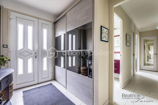 VERITABLE COUP DE COEUR
Laissez-vous séduire par l'histoire de cette maison construite en 1952, métamorphosée par une rénovation contemporaine de qualité. Ses 110 m2 habitables (130 m2 au sol) offrent des volumes optimisés et de nombreux rangements parfaits pour accueillir une famille.

Vous serez séduits par son charme et ses prestations modernes de qualité.

Au rez-de-chaussée, une entrée avec placard, une cuisine séparée, deux chambres (avec aération naturelle), une salle de bains et un double séjour avec vue sur une terrasse avec abri coulissant de 40 m2 comportant une piscine avec nage à contre-courant de 10m2.

    - A l'étage présence d'une chambre d'amis, d'un espace bureau et d'une belle suite parentale (salle de bains avec douche, baignoire balnéo et dressing).

Cette maison est complétée par un sous-sol de 72 m2 comprenant un atelier, une buanderie, un local technique et un garage.

TECHNIQUES MODERNES :
Fibre optique - aspiration centralisée à tous les étages - pompe à chaleur avec radiateurs spécifiques - ballon d'eau chaude thermodynamique - triple vitrage et VMC double flux, caméras de vidéo-protection
SITUATION ET COMMODITES :
Limitrophe Saint Germain en Laye 
Proche du Tram 13 (liaison RER A, RER C, Transilien L et N)
Lignes de bus accessibles facilement.
Proximité du centre commercial Auchan, commerces - écoles maternelle et élémentaire les Violettes - écoles bilingues de Mareil Marly, Marly le Roi et Saint Germain en Laye
15 minutes environ en voiture de l'autoroute A13.