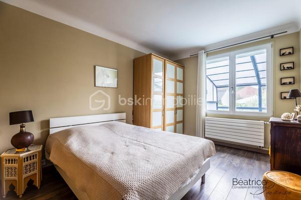 VERITABLE COUP DE COEUR
Laissez-vous séduire par l'histoire de cette maison construite en 1952, métamorphosée par une rénovation contemporaine de qualité. Ses 110 m2 habitables (130 m2 au sol) offrent des volumes optimisés et de nombreux rangements parfaits pour accueillir une famille.

Vous serez séduits par son charme et ses prestations modernes de qualité.

Au rez-de-chaussée, une entrée avec placard, une cuisine séparée, deux chambres (avec aération naturelle), une salle de bains et un double séjour avec vue sur une terrasse avec abri coulissant de 40 m2 comportant une piscine avec nage à contre-courant de 10m2.

    - A l'étage présence d'une chambre d'amis, d'un espace bureau et d'une belle suite parentale (salle de bains avec douche, baignoire balnéo et dressing).

Cette maison est complétée par un sous-sol de 72 m2 comprenant un atelier, une buanderie, un local technique et un garage.

TECHNIQUES MODERNES :
Fibre optique - aspiration centralisée à tous les étages - pompe à chaleur avec radiateurs spécifiques - ballon d'eau chaude thermodynamique - triple vitrage et VMC double flux, caméras de vidéo-protection
SITUATION ET COMMODITES :
Limitrophe Saint Germain en Laye 
Proche du Tram 13 (liaison RER A, RER C, Transilien L et N)
Lignes de bus accessibles facilement.
Proximité du centre commercial Auchan, commerces - écoles maternelle et élémentaire les Violettes - écoles bilingues de Mareil Marly, Marly le Roi et Saint Germain en Laye
15 minutes environ en voiture de l'autoroute A13.