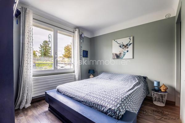 VERITABLE COUP DE COEUR
Laissez-vous séduire par l'histoire de cette maison construite en 1952, métamorphosée par une rénovation contemporaine de qualité. Ses 110 m2 habitables (130 m2 au sol) offrent des volumes optimisés et de nombreux rangements parfaits pour accueillir une famille.

Vous serez séduits par son charme et ses prestations modernes de qualité.

Au rez-de-chaussée, une entrée avec placard, une cuisine séparée, deux chambres (avec aération naturelle), une salle de bains et un double séjour avec vue sur une terrasse avec abri coulissant de 40 m2 comportant une piscine avec nage à contre-courant de 10m2.

    - A l'étage présence d'une chambre d'amis, d'un espace bureau et d'une belle suite parentale (salle de bains avec douche, baignoire balnéo et dressing).

Cette maison est complétée par un sous-sol de 72 m2 comprenant un atelier, une buanderie, un local technique et un garage.

TECHNIQUES MODERNES :
Fibre optique - aspiration centralisée à tous les étages - pompe à chaleur avec radiateurs spécifiques - ballon d'eau chaude thermodynamique - triple vitrage et VMC double flux, caméras de vidéo-protection
SITUATION ET COMMODITES :
Limitrophe Saint Germain en Laye 
Proche du Tram 13 (liaison RER A, RER C, Transilien L et N)
Lignes de bus accessibles facilement.
Proximité du centre commercial Auchan, commerces - écoles maternelle et élémentaire les Violettes - écoles bilingues de Mareil Marly, Marly le Roi et Saint Germain en Laye
15 minutes environ en voiture de l'autoroute A13.