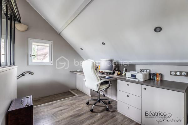 VERITABLE COUP DE COEUR
Laissez-vous séduire par l'histoire de cette maison construite en 1952, métamorphosée par une rénovation contemporaine de qualité. Ses 110 m2 habitables (130 m2 au sol) offrent des volumes optimisés et de nombreux rangements parfaits pour accueillir une famille.

Vous serez séduits par son charme et ses prestations modernes de qualité.

Au rez-de-chaussée, une entrée avec placard, une cuisine séparée, deux chambres (avec aération naturelle), une salle de bains et un double séjour avec vue sur une terrasse avec abri coulissant de 40 m2 comportant une piscine avec nage à contre-courant de 10m2.

    - A l'étage présence d'une chambre d'amis, d'un espace bureau et d'une belle suite parentale (salle de bains avec douche, baignoire balnéo et dressing).

Cette maison est complétée par un sous-sol de 72 m2 comprenant un atelier, une buanderie, un local technique et un garage.

TECHNIQUES MODERNES :
Fibre optique - aspiration centralisée à tous les étages - pompe à chaleur avec radiateurs spécifiques - ballon d'eau chaude thermodynamique - triple vitrage et VMC double flux, caméras de vidéo-protection
SITUATION ET COMMODITES :
Limitrophe Saint Germain en Laye 
Proche du Tram 13 (liaison RER A, RER C, Transilien L et N)
Lignes de bus accessibles facilement.
Proximité du centre commercial Auchan, commerces - écoles maternelle et élémentaire les Violettes - écoles bilingues de Mareil Marly, Marly le Roi et Saint Germain en Laye
15 minutes environ en voiture de l'autoroute A13.