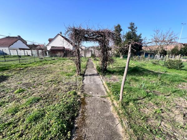 RARE A LA VENTE maison avec dépendances sur environ 660 m² de terrain EN ZONE U MIXTE 1, offrant un fort potentiel de construction ou de division.