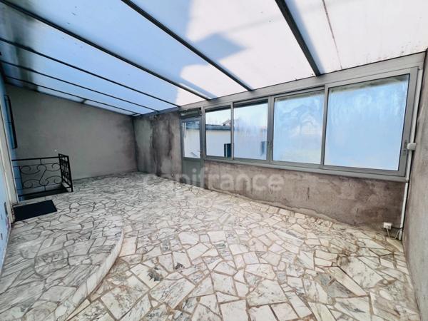 RARE A LA VENTE maison avec dépendances sur environ 660 m² de terrain EN ZONE U MIXTE 1, offrant un fort potentiel de construction ou de division.