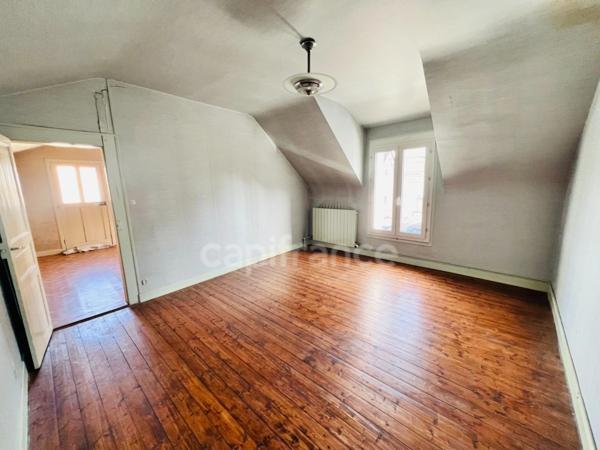 RARE A LA VENTE maison avec dépendances sur environ 660 m² de terrain EN ZONE U MIXTE 1, offrant un fort potentiel de construction ou de division.