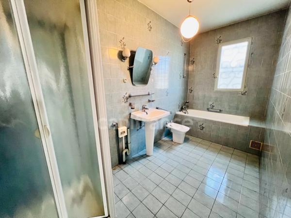 RARE A LA VENTE maison avec dépendances sur environ 660 m² de terrain EN ZONE U MIXTE 1, offrant un fort potentiel de construction ou de division.