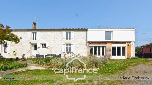 Dpt Vendée (85), à vendre à VIX Maison Charentaise de Caractère, des années 1940, bâtie en pierre, 4 chambres, dépendances, avec loft habitable, cuisine d'été, Trois garages, terrain constructible.