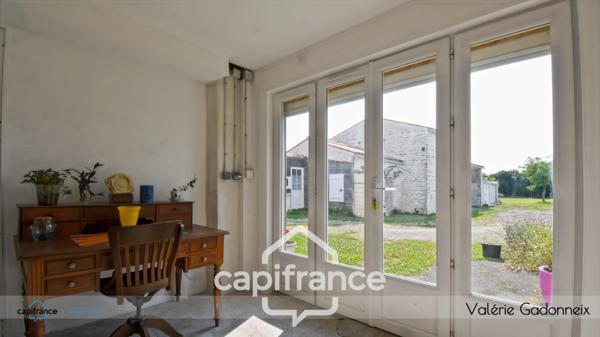 Dpt Vendée (85), à vendre à VIX Maison Charentaise de Caractère, des années 1940, bâtie en pierre, 4 chambres, dépendances, avec loft habitable, cuisine d'été, Trois garages, terrain constructible.