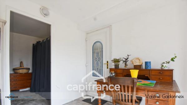 Dpt Vendée (85), à vendre à VIX Maison Charentaise de Caractère, des années 1940, bâtie en pierre, 4 chambres, dépendances, avec loft habitable, cuisine d'été, Trois garages, terrain constructible.