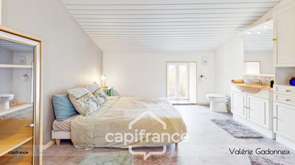 Dpt Vendée (85), à vendre à VIX Maison Charentaise de Caractère, des années 1940, bâtie en pierre, 4 chambres, dépendances, avec loft habitable, cuisine d'été, Trois garages, terrain constructible.