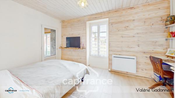 Dpt Vendée (85), à vendre à VIX Maison Charentaise de Caractère, des années 1940, bâtie en pierre, 4 chambres, dépendances, avec loft habitable, cuisine d'été, Trois garages, terrain constructible.