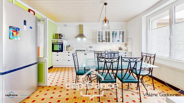 Dpt Vendée (85), à vendre à VIX Maison Charentaise de Caractère, des années 1940, bâtie en pierre, 4 chambres, dépendances, avec loft habitable, cuisine d'été, Trois garages, terrain constructible.