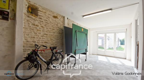 Dpt Vendée (85), à vendre à VIX Maison Charentaise de Caractère, des années 1940, bâtie en pierre, 4 chambres, dépendances, avec loft habitable, cuisine d'été, Trois garages, terrain constructible.