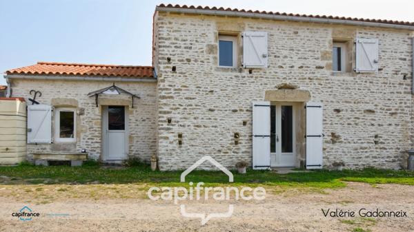 Dpt Vendée (85), à vendre à VIX Maison Charentaise de Caractère, des années 1940, bâtie en pierre, 4 chambres, dépendances, avec loft habitable, cuisine d'été, Trois garages, terrain constructible.