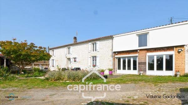 Dpt Vendée (85), à vendre à VIX Maison Charentaise de Caractère, des années 1940, bâtie en pierre, 4 chambres, dépendances, avec loft habitable, cuisine d'été, Trois garages, terrain constructible.