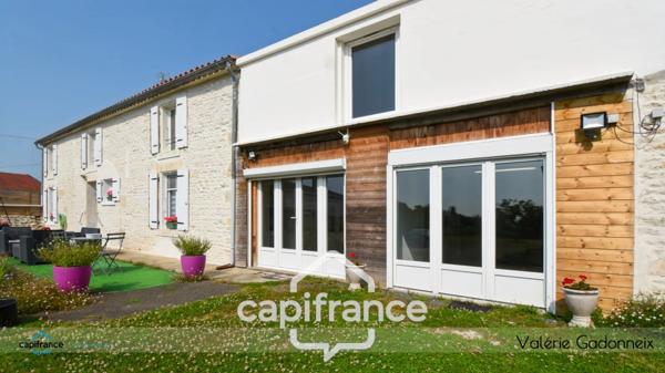 Dpt Vendée (85), à vendre à VIX Maison Charentaise de Caractère, des années 1940, bâtie en pierre, 4 chambres, dépendances, avec loft habitable, cuisine d'été, Trois garages, terrain constructible.