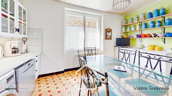 Dpt Vendée (85), à vendre à VIX Maison Charentaise de Caractère, des années 1940, bâtie en pierre, 4 chambres, dépendances, avec loft habitable, cuisine d'été, Trois garages, terrain constructible.