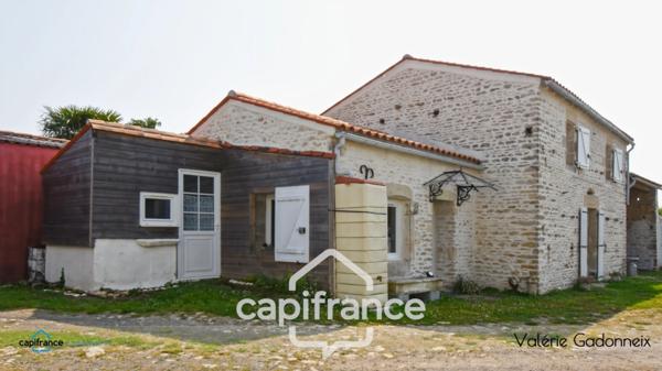 Dpt Vendée (85), à vendre à VIX Maison Charentaise de Caractère, des années 1940, bâtie en pierre, 4 chambres, dépendances, avec loft habitable, cuisine d'été, Trois garages, terrain constructible.