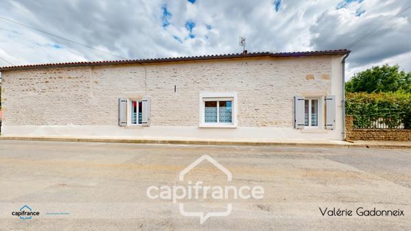 Dpt Vendée (85), à vendre à VIX Maison Charentaise de Caractère, des années 1940, bâtie en pierre, 4 chambres, dépendances, avec loft habitable, cuisine d'été, Trois garages, terrain constructible.