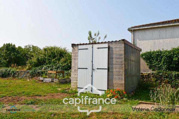 Dpt Vendée (85), à vendre à VIX Maison Charentaise de Caractère, des années 1940, bâtie en pierre, 4 chambres, dépendances, avec loft habitable, cuisine d'été, Trois garages, terrain constructible.