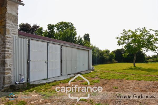 Dpt Vendée (85), à vendre à VIX Maison Charentaise de Caractère, des années 1940, bâtie en pierre, 4 chambres, dépendances, avec loft habitable, cuisine d'été, Trois garages, terrain constructible.