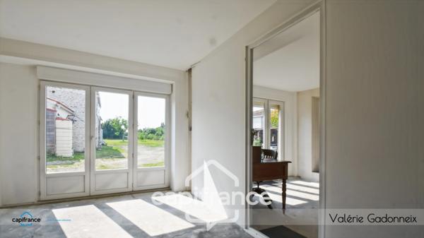 Dpt Vendée (85), à vendre à VIX Maison Charentaise de Caractère, des années 1940, bâtie en pierre, 4 chambres, dépendances, avec loft habitable, cuisine d'été, Trois garages, terrain constructible.