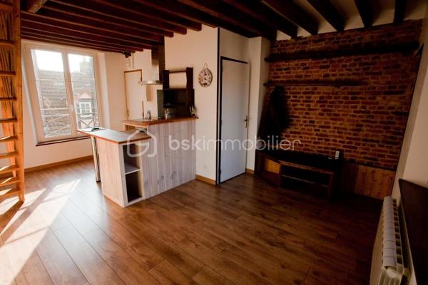 Dans un petite immeuble de charme .
A deux pas du port , du pont Colbert et des commerces.
Quartier du Pollet , parking gratuit , proche du terminal transmanche
Dans un petite copropriété de 3 logements.
DUPLEX 2 et 3 étage d'une surface de 32,80m2 en très bon état
comprenant séjour coin cuisine , wc à l'étage coin chambre et salle de douche , coin dressing
très bon DPE C  , chauffage individuel électrique , faible charge
actuellement loué 435 € + charge  , peut être libre à partir avril 2027 .