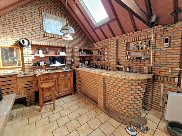 Habitation avec grand garage et fort potentiel