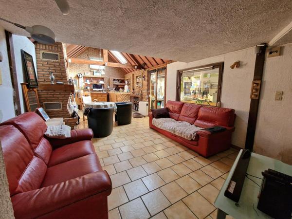 Habitation avec grand garage et fort potentiel