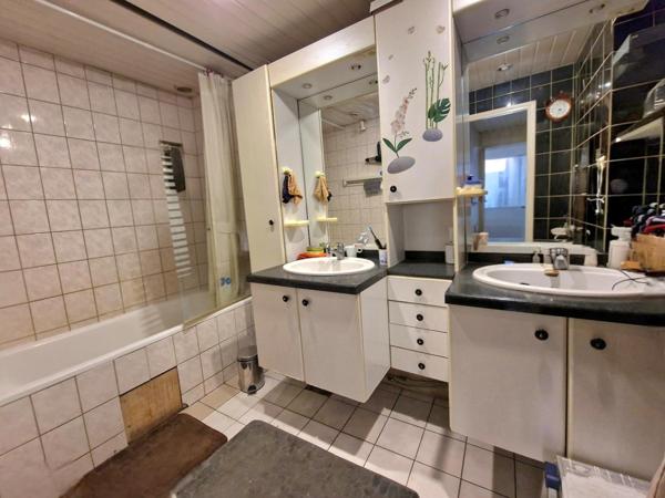 Habitation avec grand garage et fort potentiel