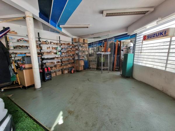 Habitation avec grand garage et fort potentiel