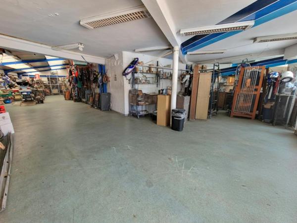 Habitation avec grand garage et fort potentiel