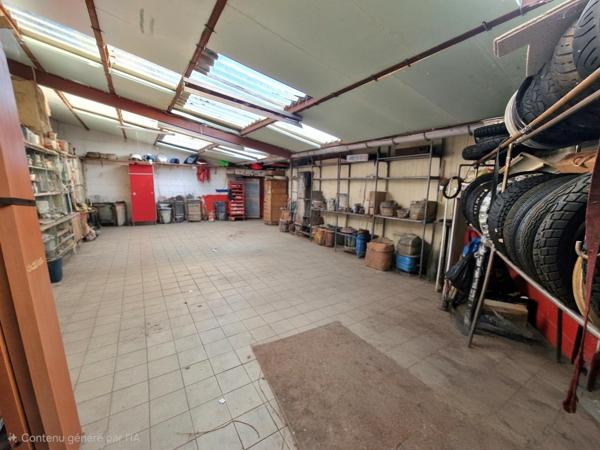 Habitation avec grand garage et fort potentiel