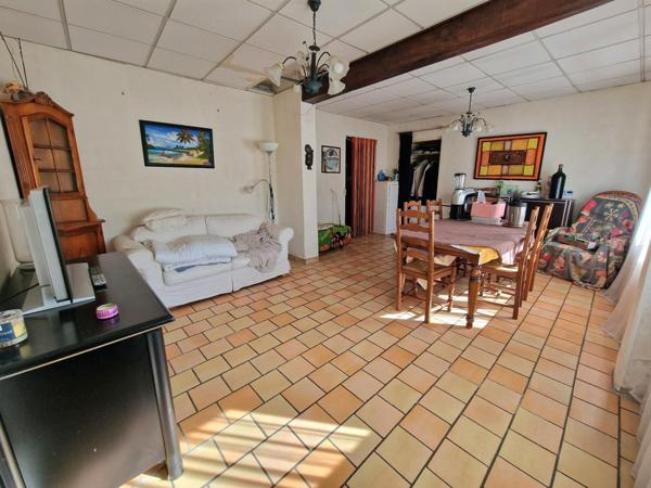 Habitation avec grand garage et fort potentiel