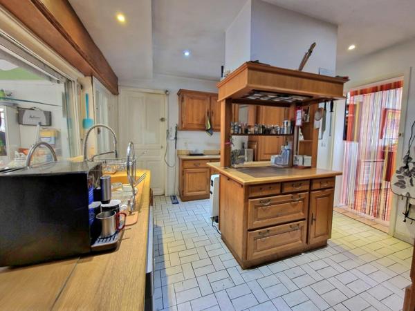 Habitation avec grand garage et fort potentiel