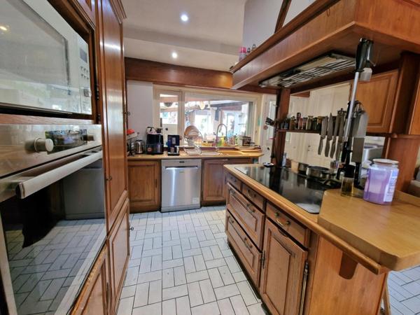 Habitation avec grand garage et fort potentiel