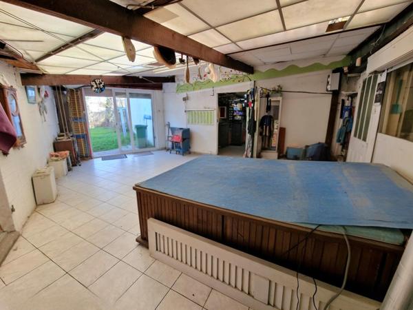 Habitation avec grand garage et fort potentiel