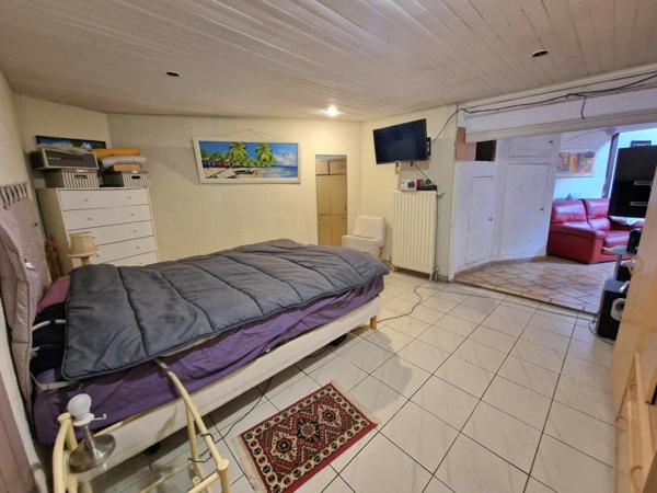 Habitation avec grand garage et fort potentiel