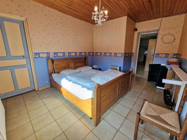 Habitation avec grand garage et fort potentiel