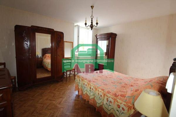 58, Maison habitable de suite à rafraichir au gout du jour - de plain-pied sur 2345m² de terrain.