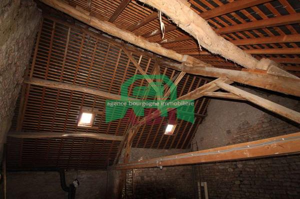 58, Maison habitable de suite à rafraichir au gout du jour - de plain-pied sur 2345m² de terrain.