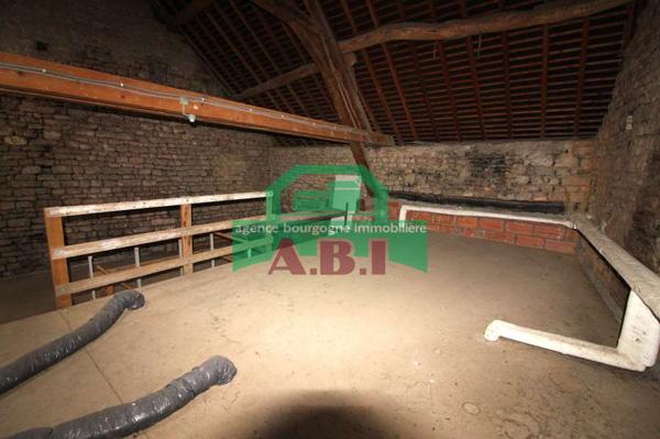 58, Maison habitable de suite à rafraichir au gout du jour - de plain-pied sur 2345m² de terrain.