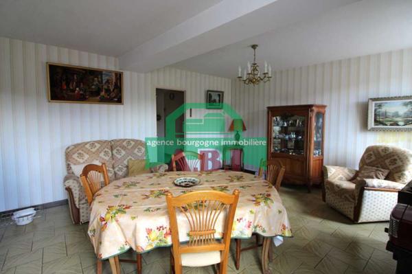 58, Maison habitable de suite à rafraichir au gout du jour - de plain-pied sur 2345m² de terrain.
