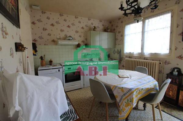 58, Maison habitable de suite à rafraichir au gout du jour - de plain-pied sur 2345m² de terrain.